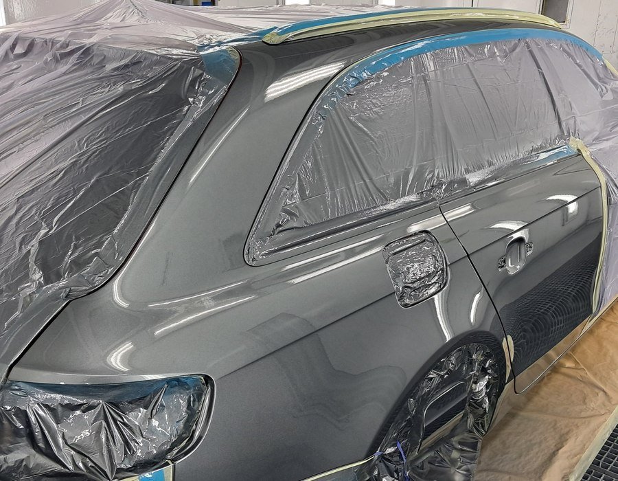 Auto voorbereid en afgeplakt voor spuiten