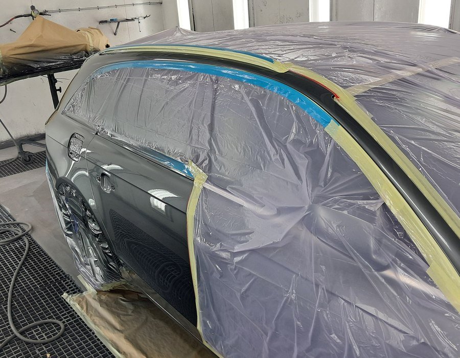 Carrosserie afgeplakt voor spuitwerk